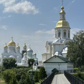 Цветущий праздник Троицы в дивно украшенном Дивеево