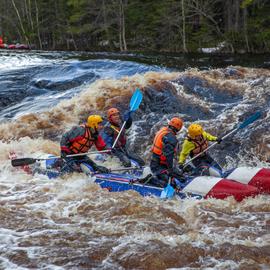 Сплав по реке Укса на катамаранах в Карелии