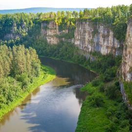 Уральская сказка: сплав по реке Белой, тайны пещер и походная банька