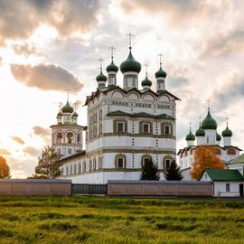 Путешествие вдоль реки Волхов. Осенние праздники в Великом Новгороде и Пскове
