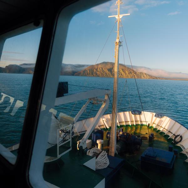 Экспедиционные суда и высадки в труднодоступные бухты и кальдеры на зодиаках