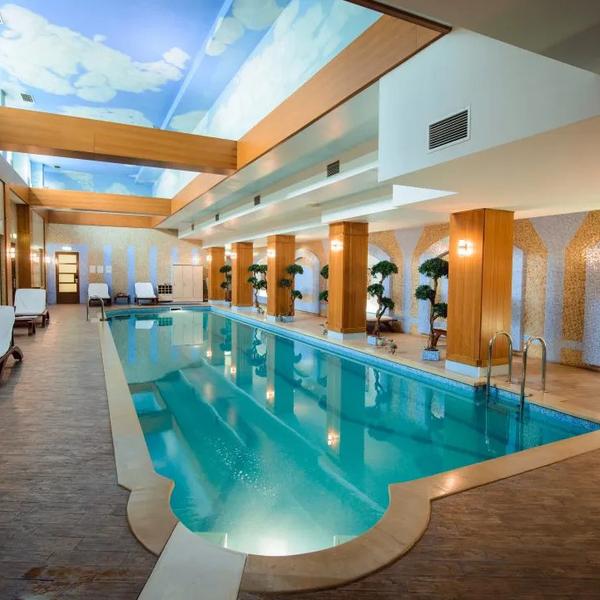 Лучшие СПА-отели и бутик-гостиницы, праздничные банкеты и вечера у камина