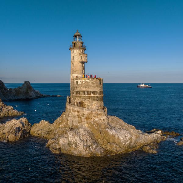 Знаковые локации: Кратерная бухта, вулкан Креницына, Арка Стеллера, Алаид, маяк Анива