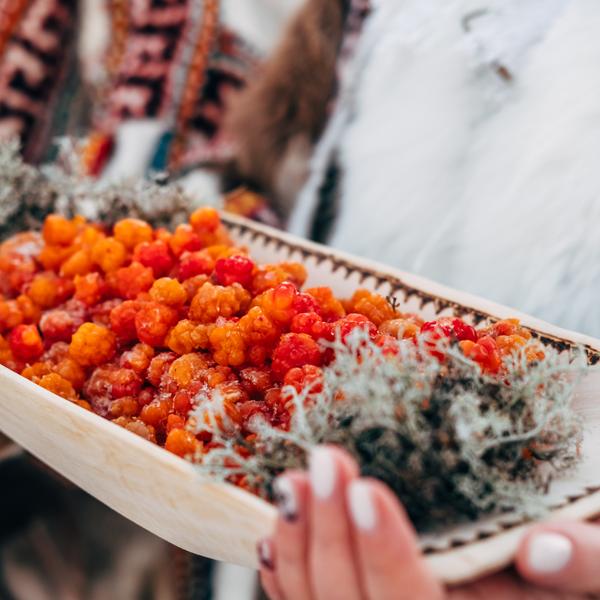 Северная кухня: строганина, оленье мясо, двойная уха, морошка, чай на костре