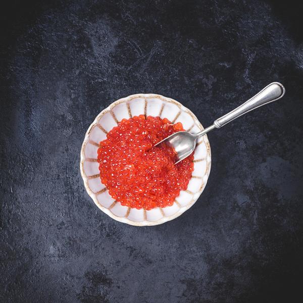 Кухня: краб, гребешок, нерка, икра, дикоросы-папоротники, десерт-вулкан с клоповкой