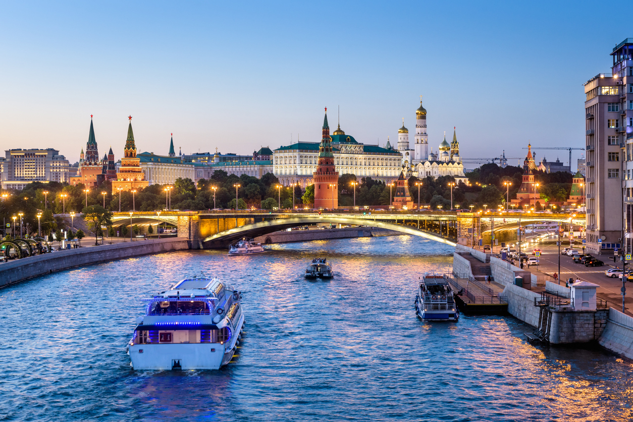 Красивый вид на центр Москвы вечером