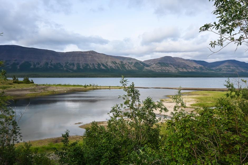 Вид с берега на плато Путорана