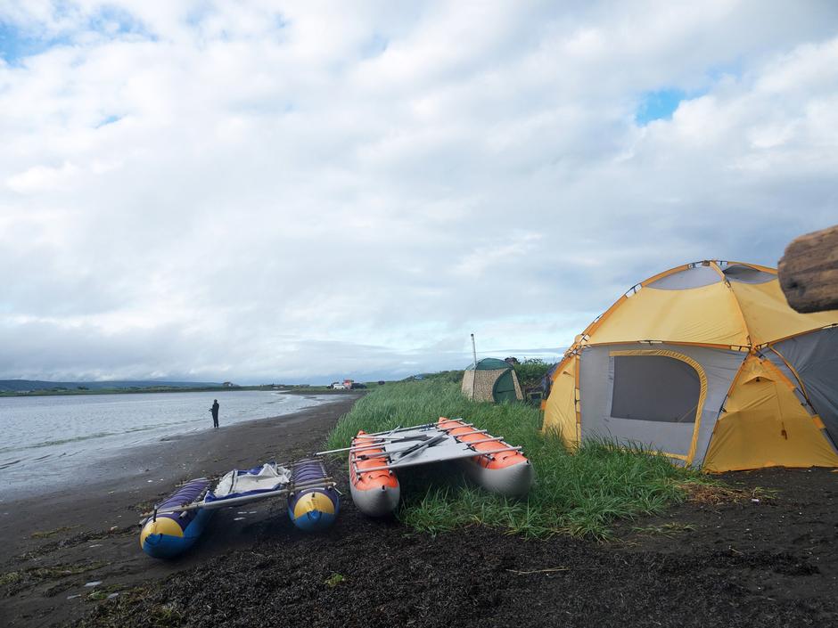 Палаточный кемпинг с плотами на берегу моря