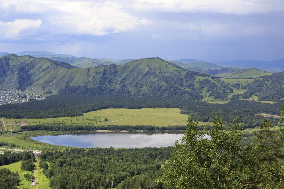 Красивый летний пейзаж озера Манжерок