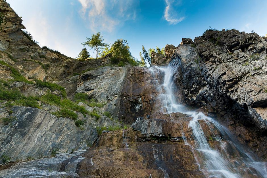 Панорамный вид на водопад Ширлак