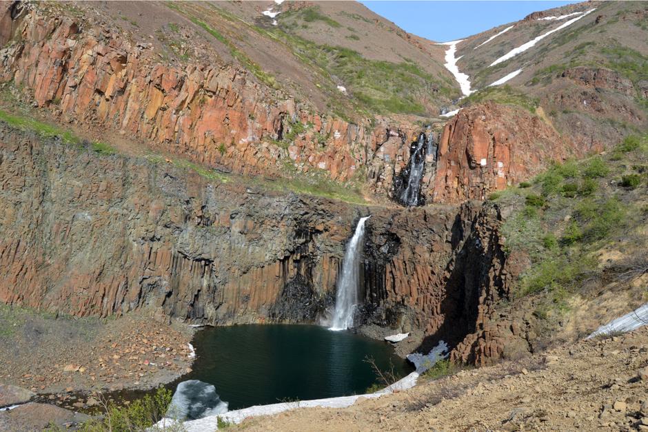 Водопад Красные камни