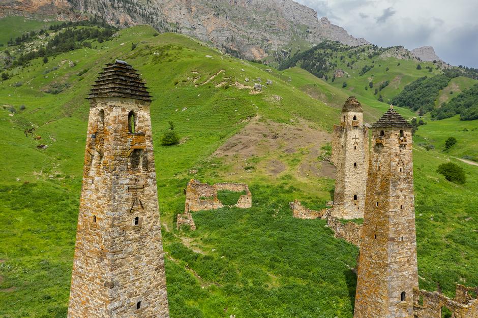 Средневековый башенный комплекс в горах Чечни