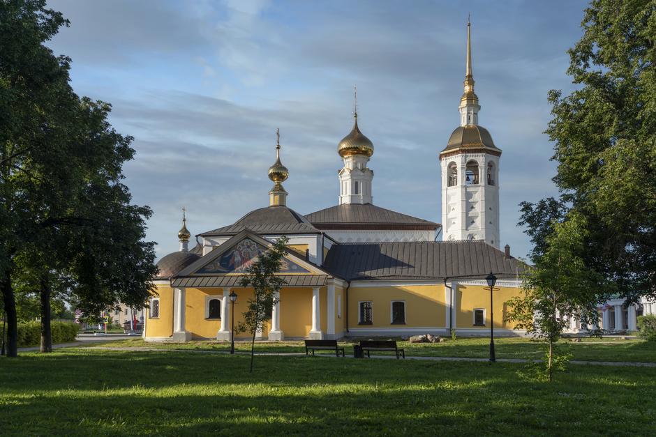 Вид на Казанский и Воскресенский храмы на главной площади города в солнечный летний день