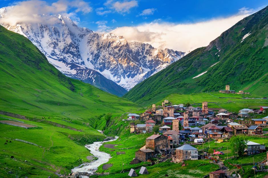 Село Ушгули у подножия горы Шхара