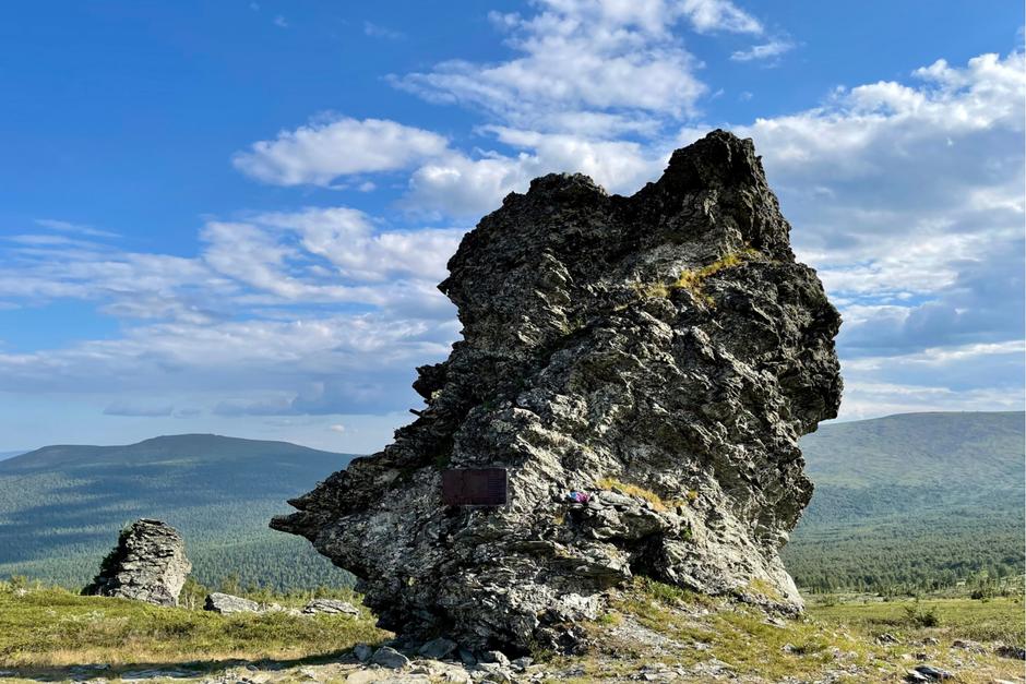 Памятная табличка на камне