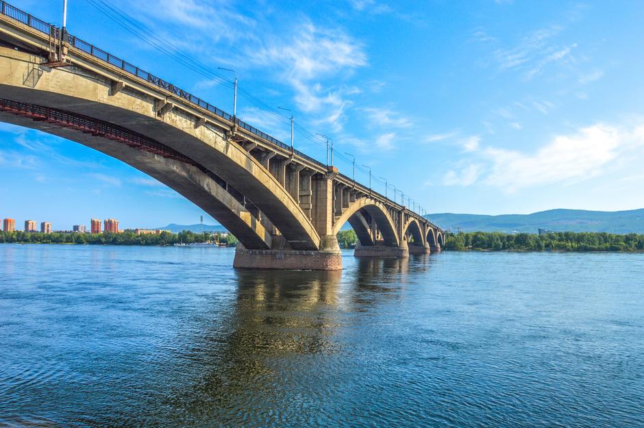 Коммунальный мост через реку Енисей в Красноярске