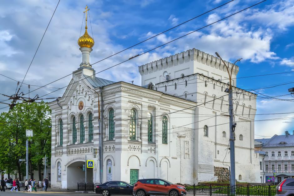 Власьевская башня и Знаменская церковь в Ярославле