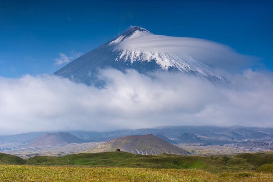 Конус Ключевской Сопки в облаках