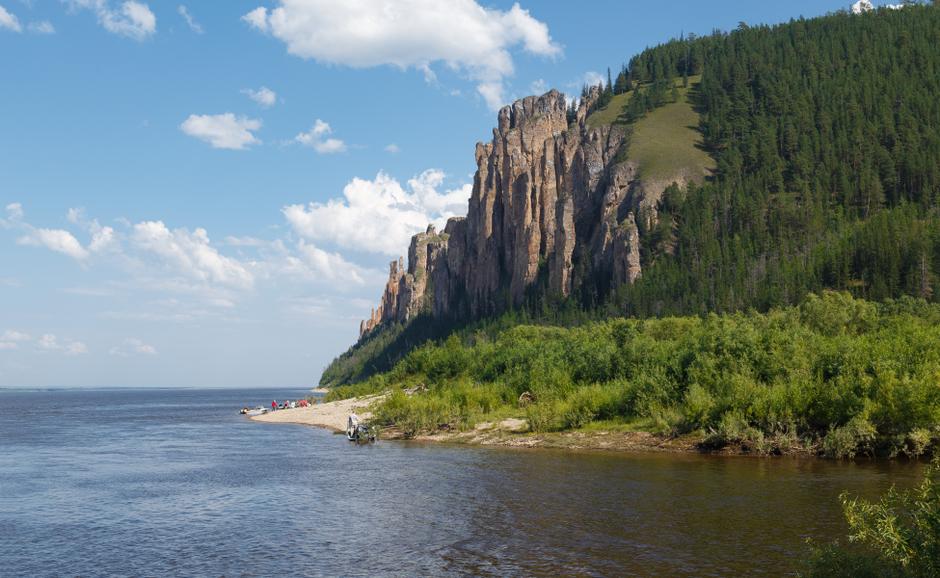 Туристы отдыхают на берегу Лены
